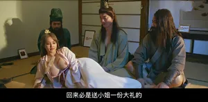 Em hoạt náo viên ngây thơ xấu hổ khi bị “ông chú” chạm vào