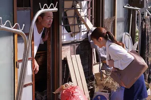 Hết bắp em chuyển sang ăn cậu bé anh