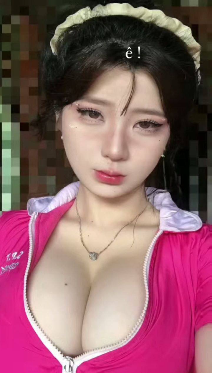 Cô gái 19 tuổi có làn da trắng, bộ ngực đẹp và một cô bé hồng không lông đưa bạn thân của mình vào cuộc vui tay ba, thay phiên nhau cưỡi lên người bạn và thúc mạnh...