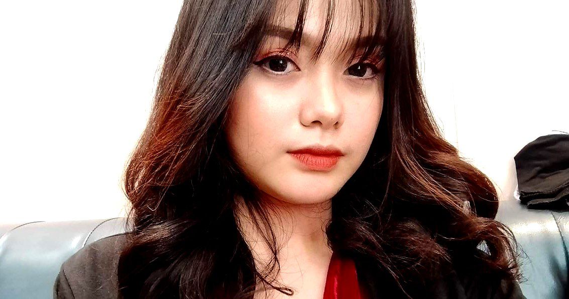 Người đàn ông quan hệ mạnh mẽ và xuất tinh vào bộ ngực lớn của cô gái tóc đỏ sau khi tập thể dục