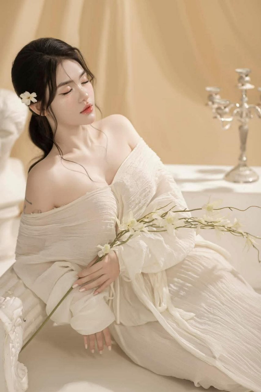 Em Ông chồng làm liều khi thấy vợ sắp cưới của anh trai cô đơn thẩm du trong nhà tắm